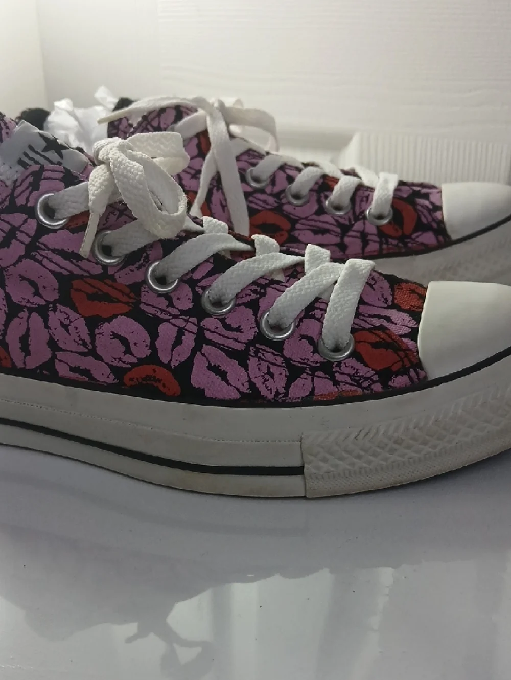 Converse Chuck Taylor All Star Low Top Pink & Red Lip Print Sneakers - Picture 9 of 16